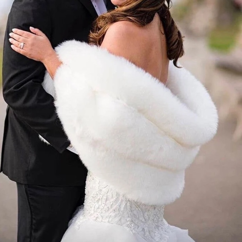 White Bridal Faux Fur Wrap with Non-Slip Lining NWT LT Couture Atelier Size S/M